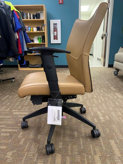 MID-BACK TASK CHAIR WITH ARMS