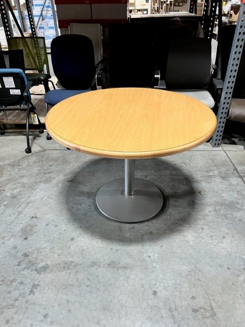 ROUND TABLE WITH BASE